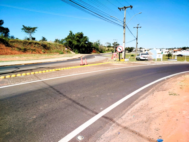 Adamantina avança em limpeza e pintura de canteiros para melhorar a cidade