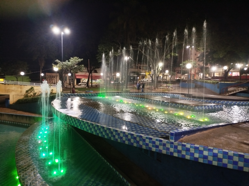 Fonte luminosa da Praça Élio Micheloni reabre e encanta Adamantina novamente