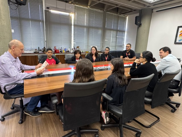 Estudantes da Maple Bear Apresentam Projeto ao Prefeito de Tupã