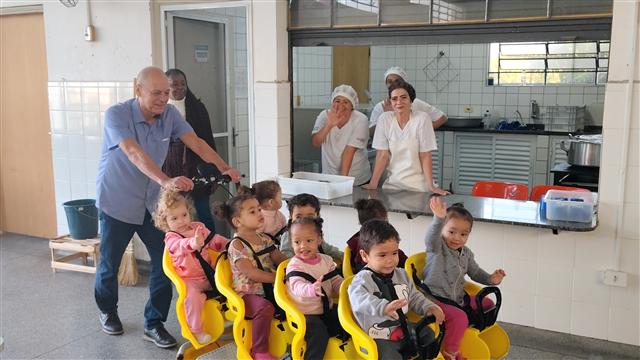 Prefeitura de Presidente Prudente entrega carrinhos para transporte infantil em escolas
