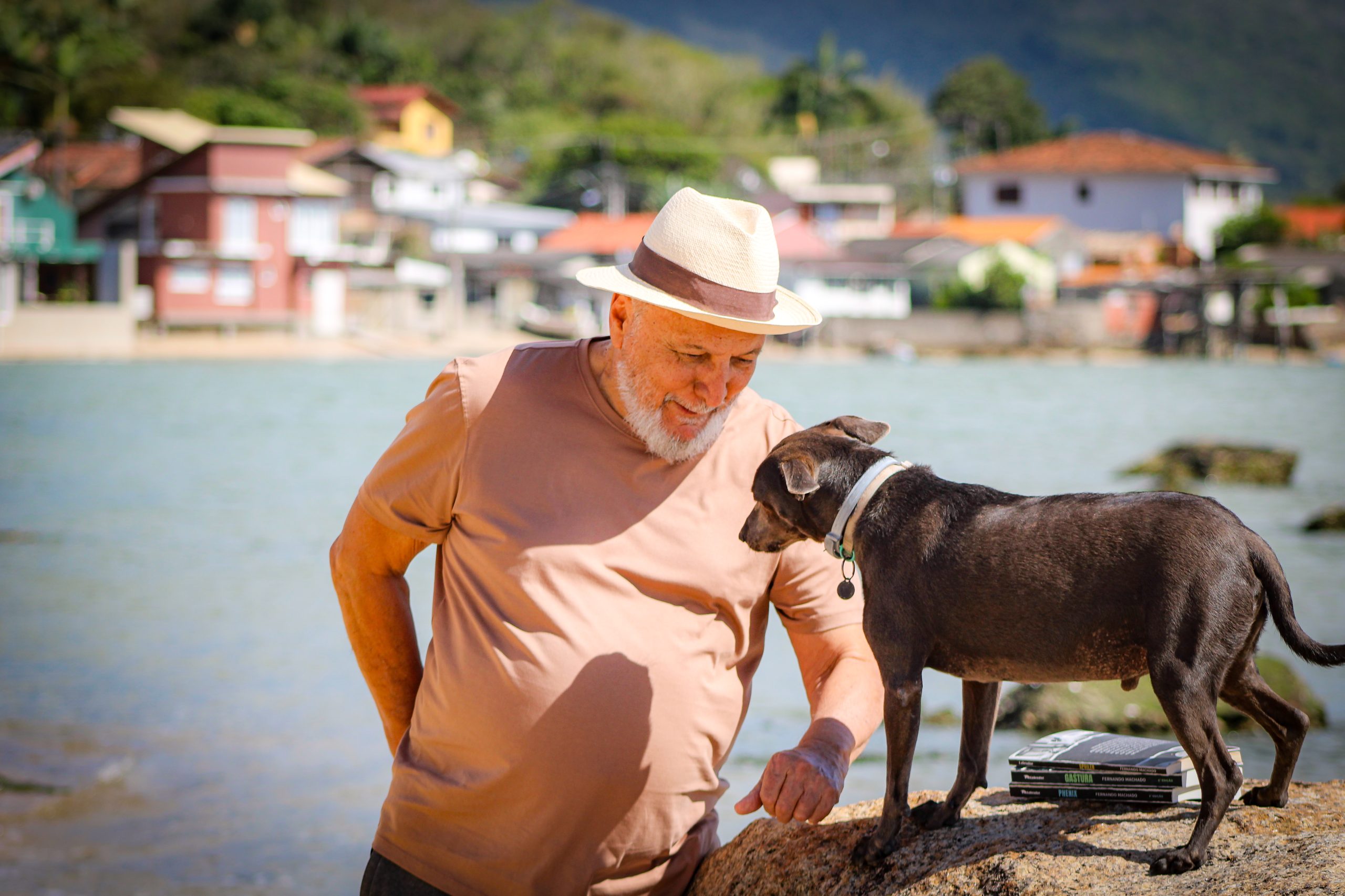 Livro, leitores e cachorros: o inusitado lançamento no pet shop