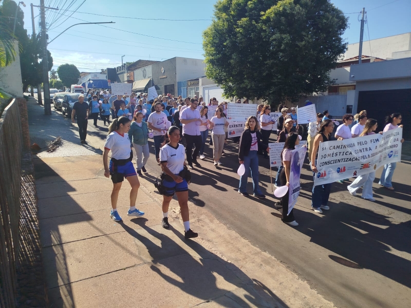 Caminhada do Agosto Lilás une comunidade em Adamantina para combater a violência contra a mulher
