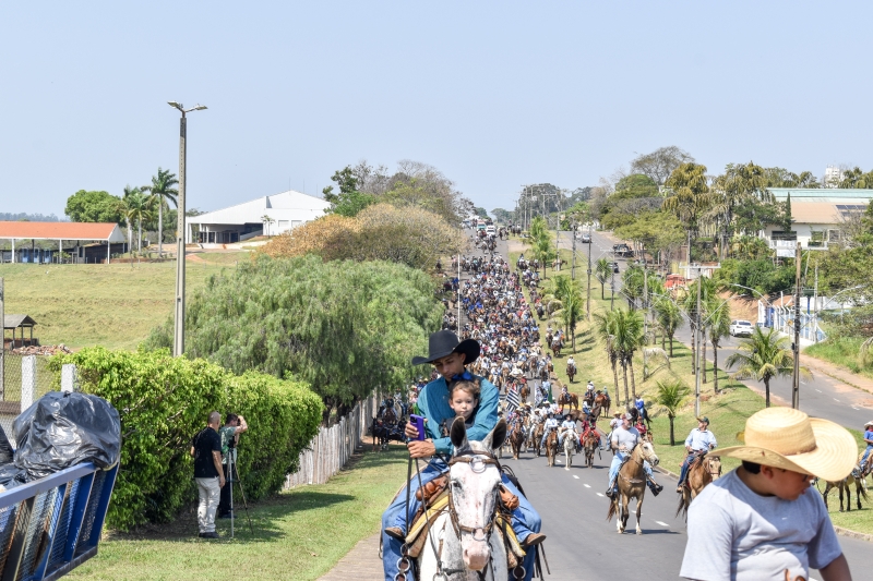 Cavalgada em Adamantina reúne 500 participantes em evento solidário