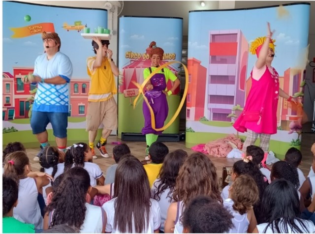 Alunos de Presidente Prudente aprendem sobre finanças com espetáculo circense