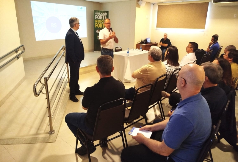 Adamantina sedia capacitação sobre Reforma Tributária com a CNM