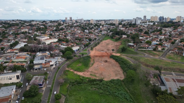 Obras de drenagem na Avenida Tancredo Neves avançam em Presidente Prudente