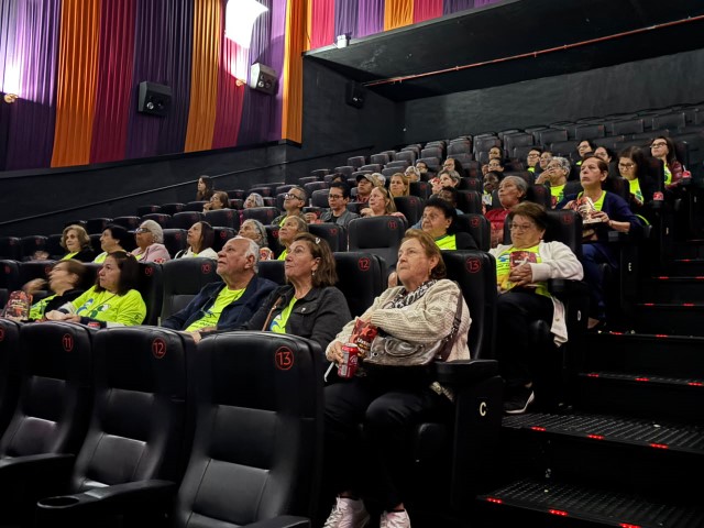 Idosos de Presidente Prudente Assistem Filme em Comemoração ao Aniversário da Cidade