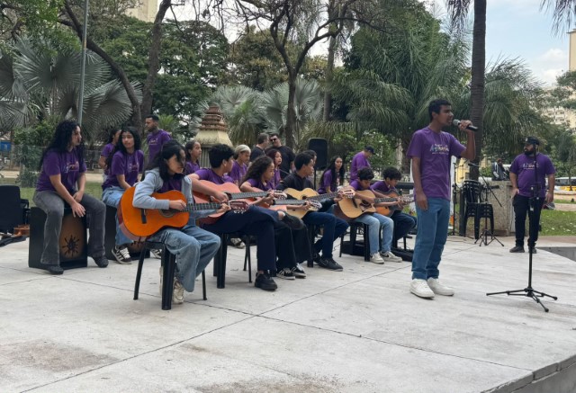 Crianças do Projeto Aquarela encantam público com apresentação musical em Presidente Prudente