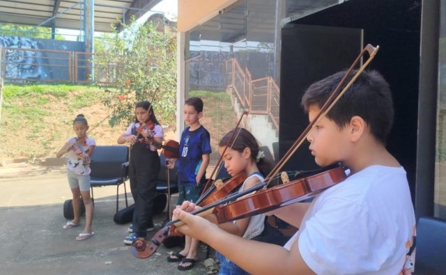 Novas oficinas de balé e violino para jovens em Presidente Prudente