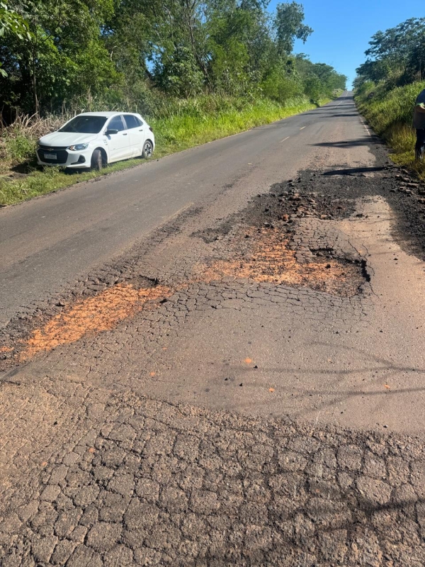 Manutenção na Rodovia Vicinal Doutor Plácido Rocha em Adamantina
