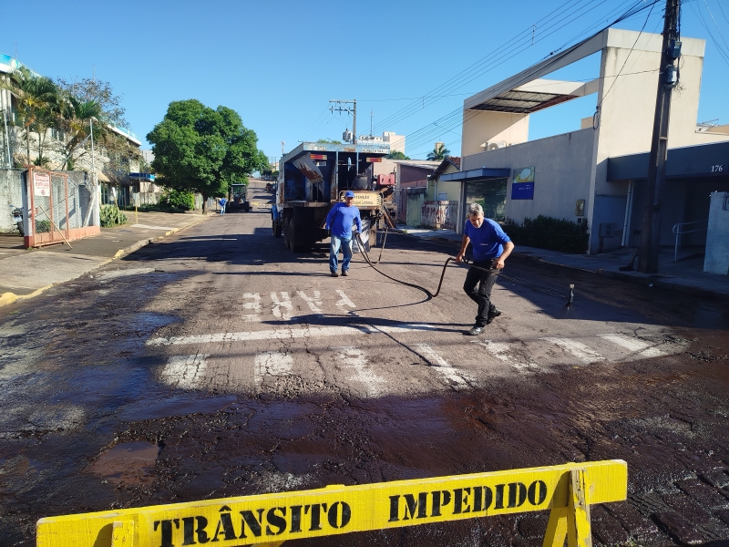 Recuperação da malha asfáltica em Adamantina começa com reperfilamento