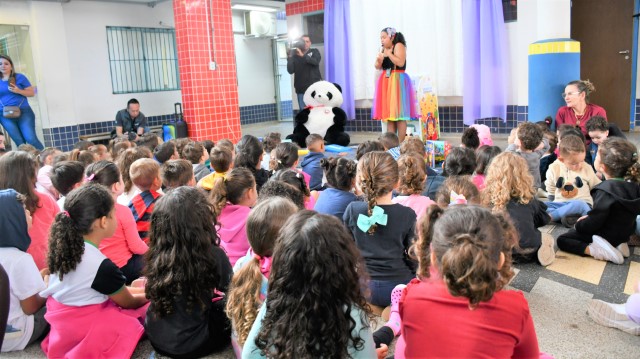 Escola Dirce Mascarenhas Recebe Estante de Historinhas e Livros Infantis