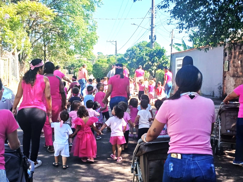 Passeata da EMEI Cantinho da Criança em Adamantina celebra Outubro Rosa