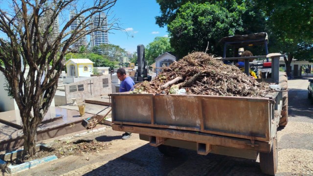 Prefeitura de Presidente Prudente intensifica limpeza em cemitérios para o Dia de Finados